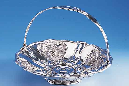 Henkelanbietschale, Nürnberg um 1860/70, 12lötiges Silber, Barockstil, mit Fuß, zeit- typ. Weinlaub- und Traubendekor, nachgestochenD. ca. 26 ...