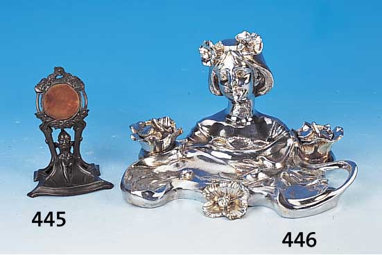 Taschenuhrenständer, deutsch, um 1900, Zinn-Zinkguß bronzefarben patiniert, mit Wich-telfigur, H. ca. 12,5 cm