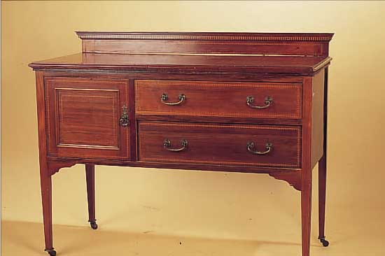 KOMMODE, ENGLAND, UM 1900, MAHAGONI MASSIV, MIT FEININTARSIEN, L. ALTERSSPUREN, 4 ROLLEN, GUTER ZUSTAND, 84 X 106 X 49 CM