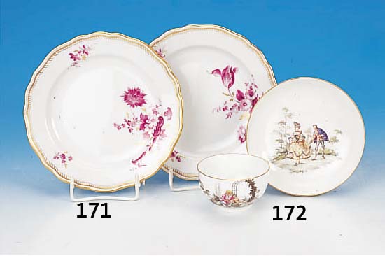 PAAR TELLER, MEISSEN, 50ER JAHRE, 1. WAHL, PORZELLAN, GOLDWELLENRAND, PURPURFARBENES BLUMENBOUQUET MIT GOLDENEN GRäSERN, D. JE CA. 18 CM, ...