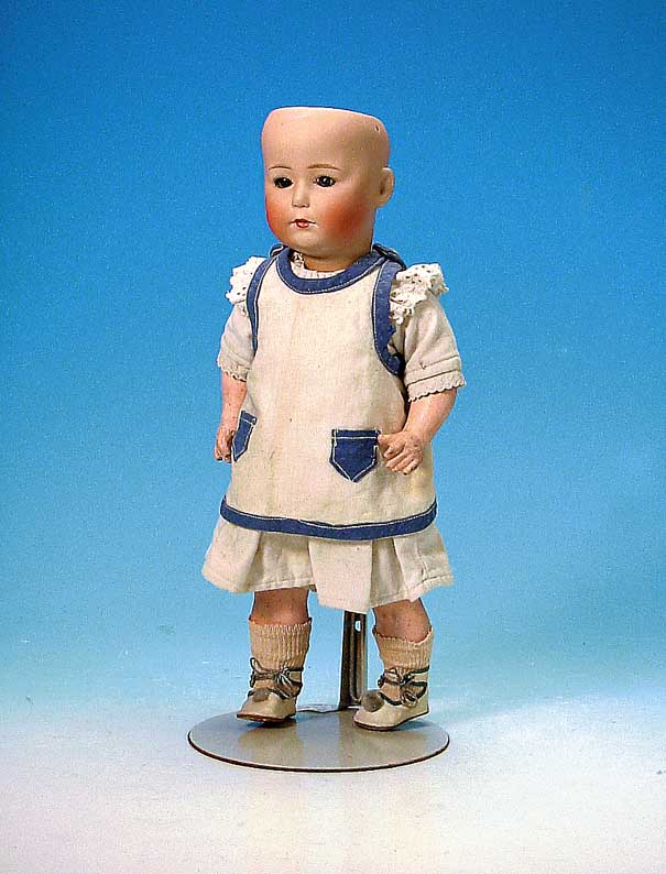 PORZELLANKOPFPUPPE, GEBR. HEUBACH, UM 1914, CHARAKTERMäDCHEN, GEMARKT 8420 HEUBACH (QUA- DRAT) 6, BLAUE GLASSCHLAFAGEN, GESCHLOSSENER MUND, FEINE ...