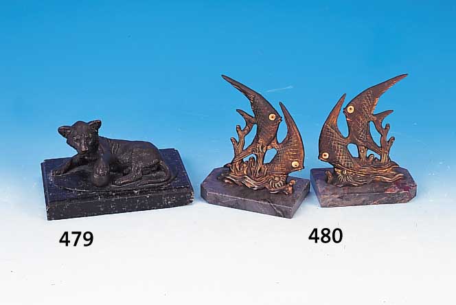 Bronzefigur, Kleiner Löwe, mit einem Ball spielend, sign. Pflug und dat. (18)89, Mar- morsockel, H. 11 cm, Breite 18 cm, Gießerstem-pel ...