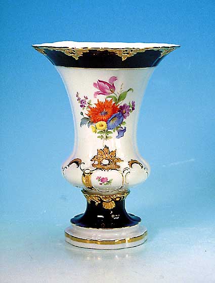 TRICHTERVASE, MEISSEN, 20. JH., 1. WAHL, PORZELLAN, PARTIELL KOBALTBLAU GLASIERT, RELIEFIERTE ROCAILLEN VERGOLDET, BUNTE ...