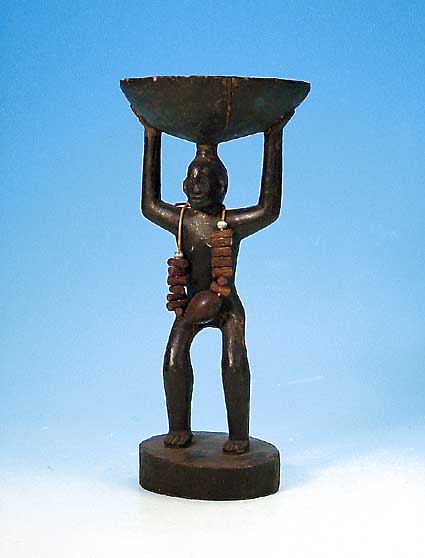 Skulptur, Kamerun Grasland, um 1910, Holz, geschnitzt, Mann mit Schale, Kettenbehang, H. ca. 37 cm