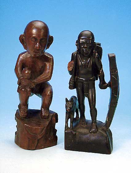 ZWEI SKULPTUREN, MAKONTE, UM 1920, TRäGER MIT HUND UND LASTEN, H. CA. 26 CM, AHNENFIGUR MIT KIND, H. CA. 27 CM