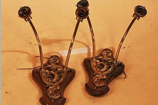 PAAR WANDLAMPEN, FRANKREICH, UM 1900, BRONZE MASSIV AUF HOLZBRETT MONTIERT, JE ZWEI BRENNSTELLEN, MATTIERTE ROSENSCHIRME SEK., ...