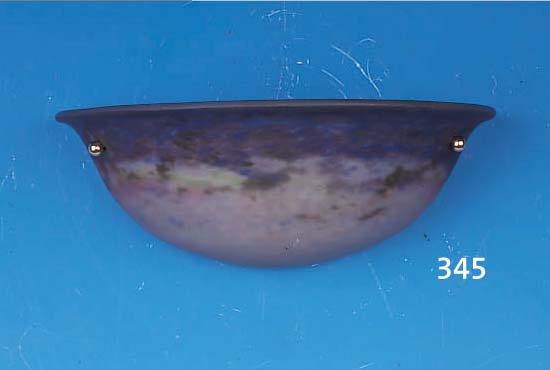 WANDLAMPE, FRANKREICH, 20ER/30ER JAHRE, PATE-DE-VERRE MIT VIOLETTEN, ROSA UND GRüNEN EINPUDERUNGEN, AN DER MONTUR BESTOßEN, H. CA. 12 CM, B. ...