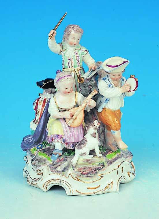 FIGURENGRUPPE, MEISSEN, UM 1760, PUNKTZEIT, KAENDLER-ENTWURF, FüNF MUSIKANTEN MIT EINEM HUND, AUF ROCAILLENSOCKEL, LEICHT REST., SCHöNE ...