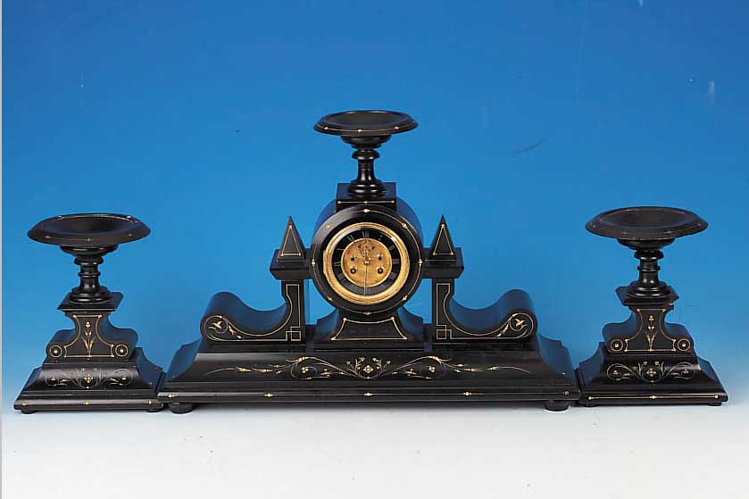 Kaminuhr, Frankreich, um 1880, schwarzer Schiefer mit vertiefter Ornamentik, Schalenbekrönung flankiert von zwei Obelisken,facett. ...
