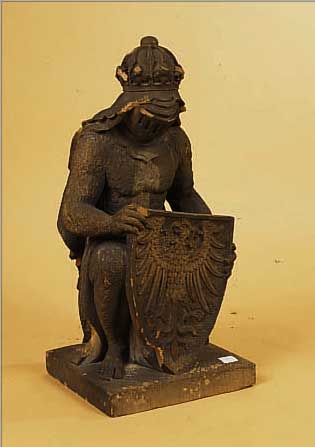 STEINSKULPTUR, DEUTSCH, UM 1900, KNIEENDER RITTER MIT REICHSWAPPEN, BESTOßEN, SANDSTEIN GEGOSSEN, H. 57CM.