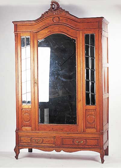 Kleiderschrank, Frankreich, um 1900, Louis Seize-Stil, Eiche massiv, mit Spiegel- einsatz, dieser z.T. l. blind, 240 x 130 x 57 cm