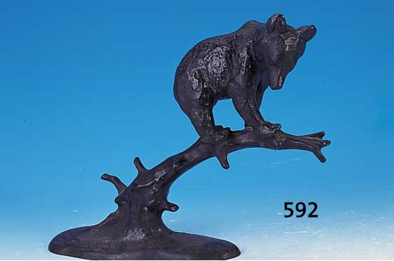 Büschelberger, Anton, Deutscher Bildhauer, der sich auf Tierdarstellungen konzentrierte, um 1920, Bär klettert auf einem Baumstamm, Bronze, ...