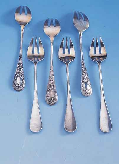 12 Austerngabeln, Silber gepr., um 1900, Griffe unterseitig mit Barockstilrelief, schöne schwere Ausf., ca. 275 g, mit Restver- goldung