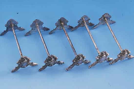 12 Messerbänkchen, deutsch um 1900, Metall versilbert, Barockstil, im Orig.Kasten (min. besch.)