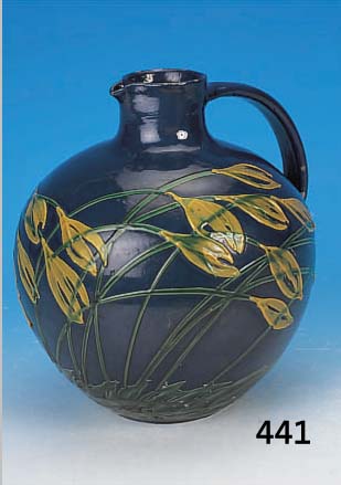 Henkelkrug, Tonwerke Kandern, 1921-25, Entwurf Prof. Laeuger, Majolika, blau glasiertmit bunter Gießbüchsenmalerei von Blumen, mit leichten ...