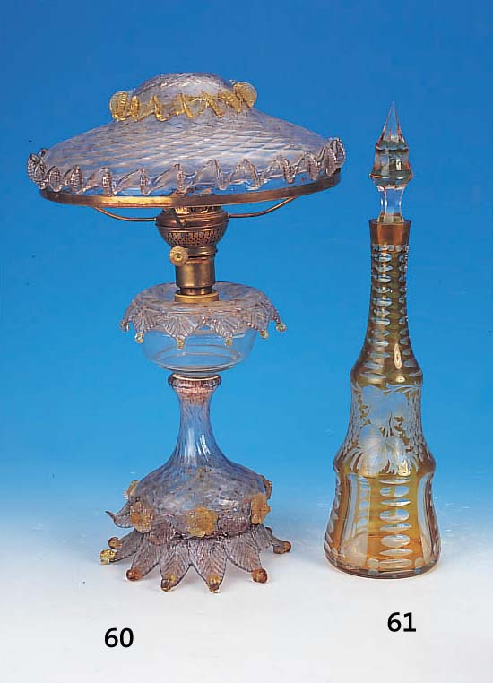 TISCHLAMPE, MURANO, UM 1910, FARBLOSES GLAS MIT ROSA WOLKIGEN EINPUDERUNGEN, APPLI- ZIERTE BLüTEN UND BLäTTER, AM UNTEREN RAND BESTOSSEN, ...