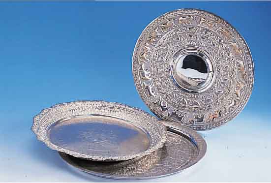 Konvolut 3 Anbietschalen/Tabletts, Asien, Silber gepr., landestyp. Dekore, 1 x mit umlaufenden Tierdarstellungen, D ca. 30, 32 und 34 ...