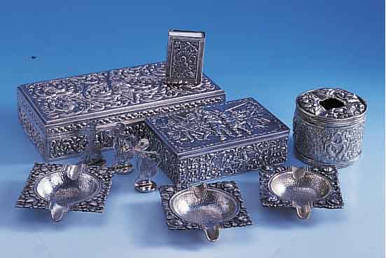 GROßES KONVOLUT FüR RAUCHER, Z.T. SIAM, SILBER GEPR., LANDESTYP. DEKORE, BEST. AUS: 2 ZIGARETTENDOSEN MIT HOLZKORPUS ( 1 X FLORAL MIT ...