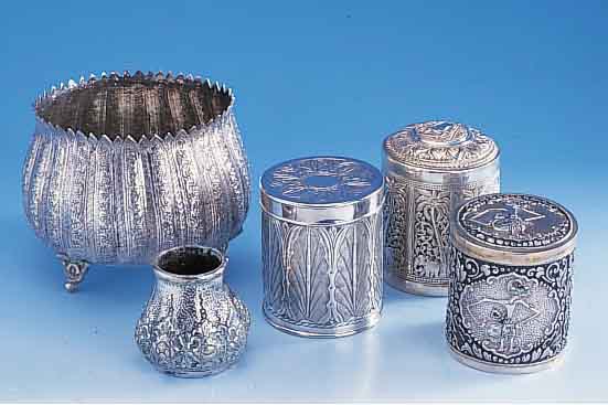 Großes Konvolut, Siam, Silber gepr., landestyp. Dekore, best. aus: hohe Anbiet- schale auf 3 Füßen, H 11 cm, D ca. 12 cm, 3 ...