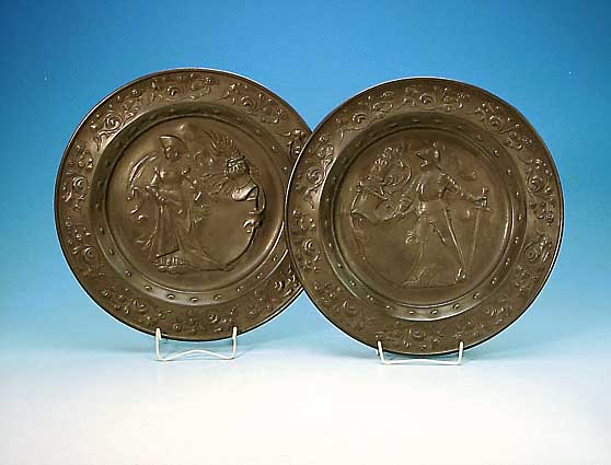 PAAR GROßE ZINNTELLER, DEUTSCH, UM 1900, MIT HISTORISMUS, RITTER BZW. DAME MIT WAPPEN- SCHILD, VERBEULT, D: 39 CM