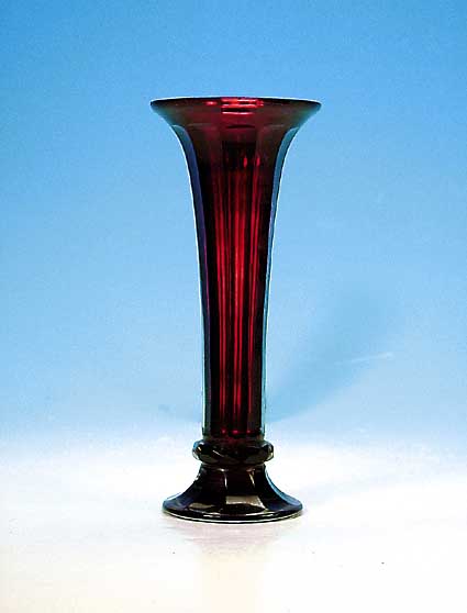 TROMPETENVASE, DEUTSCH, UM 1915/16, WOHL STEINSCHöNAU, FARBLOSES GLAS, ROTER INNEN- üBERFANG, FACETTIERT, AM RAND KL. CHIP, H.25CM