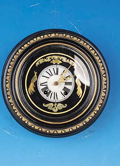 WANDUHR, SCHWARZWALD, UM 1880, RUNDER PROFI-LIERTER HOLZRAHMEN, GLASZIFFERBLATT IN META- CHROMATYPIE- TECHNIK, HOLZPLATINENWERK, HALB- ...