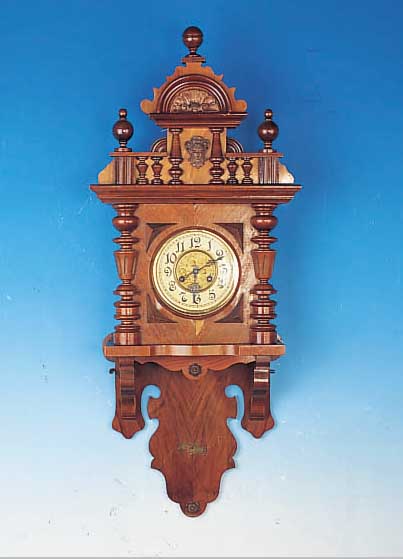 Wanduhr, Kienzle, um 1900, sog. Freischwinger, verziertes Holzgehäuse, orig. Aufsatz, dreiseitig verglast, Papier- ...