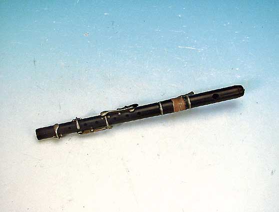 Querflöte, um 1880/90, Ebenholz, Tasten müssen neu belegt werden, sammelw., L. ca. 31 cm, l. Alterssp.