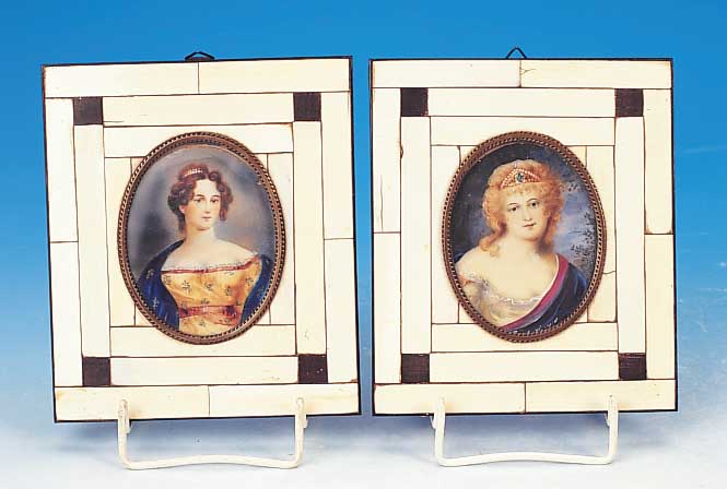 Minaturmalerei, 20. Jh., Damenportrait, fei-ne bunte Bemalung auf Elfenbein, oval, H. ca. 8 cm, Holzrahmen mit Elfenbeinauflagen, ca. 15.5 x ...