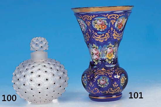 Pokalglas, Böhmen, um 1920, farbloses Glas, blau überfangen, geschliffen, bemalter Blumendekor, H. 14 cm