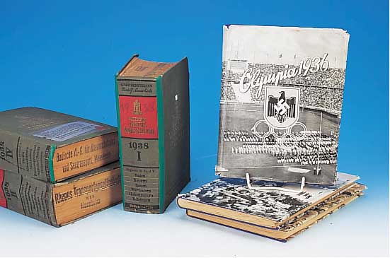 Drei Sammelalben, Olympia 1932, 1936 in zwei Bänden, Altona-Bahrenfeld, Leineneinband, Originaleinbände, diese besch.; l. gebräunt