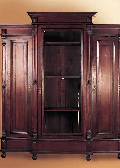 GROßER GRüNDERZEITSCHRANK, UM 1890, EICHE MASSIV, DREITEILIG, MITTELTEIL VERGLAST, INNEN SEITLICH JEWEILS VIER BöDEN, MITTIG ...