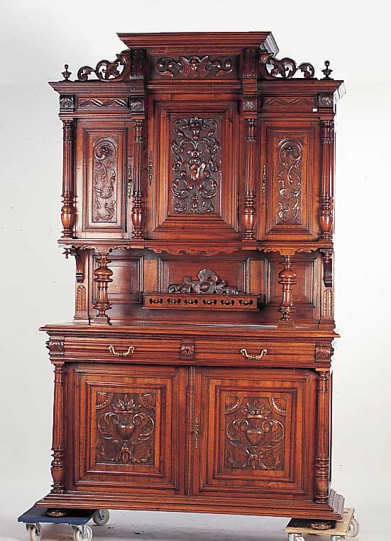 Aufsatzbuffet, Frankreich, um 1890, Nußbaum massiv reich geschnitzt, mit Vasen, Füllhorndekor und Wappen, kannelierte ...