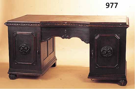 GROßER SCHREIBTISCH, DEUTSCH, UM 1920, EICHE MASSIV, TEILFURNIERT, AUFGESETZTE SCHNITZEREI, UMLAUFENDE SCHNITZEREI AN DER PLATTE, ...