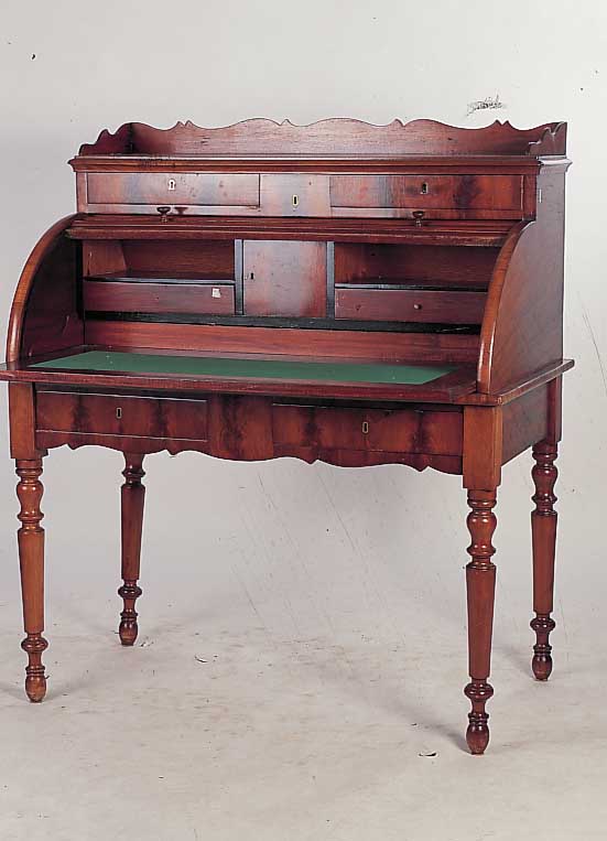 Rollbüro, wohl Holland, um 1860/70 Mahagonifurnier, zwei Schubladen unter der Platte, zwei Schubladen im Aufsatz, Innen- einrichtung ...