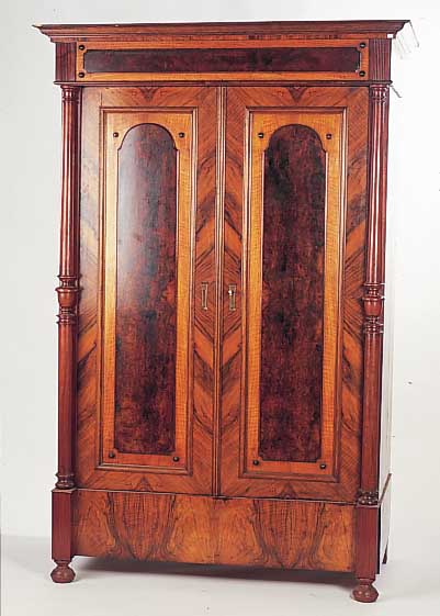 Schrank, Gründerzeit, um 1890, Nußbaumfurnier, Kassetten mit Wurzelnuß, dek. Vollsäulendekor, leicht best. am Kranz, sonst ...