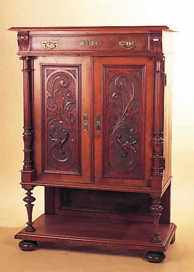 VERTIKO, DEUTSCH, UM 1900, NUßBAUMFURNIER, KASSETTEN REICH GESCHNITZT, VOLLSäULENDEKOR, EINE SCHUBLADEN,L. GE- ...