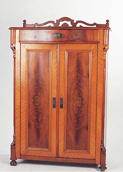 Vertiko, Louis-Philippe um 1860, Mahagonifurnier, Galeriebefestigungen z.T. fehlen, dekorativ, l. Altersspuren, 143 x 93 x 41 cm