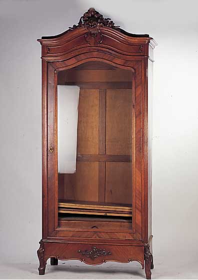 Glasschrank, Frankreich, um 1870, Nußbaumfurnier, Sockelschub, geschnitzte Krone, facettierte Glasscheibe, leichte ...