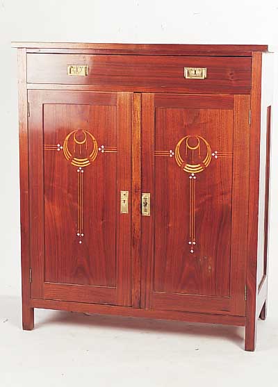 Vertiko, Jugendstil, um 1900, Nußbaumfurnier und massiv, Platte neu furniert, intarsierte Türen, 121 x 102 x 50.5 cm, ...