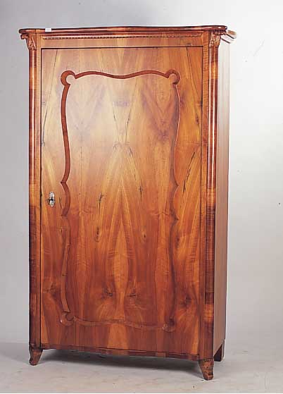Schrank, Österreich, um 1860, Nußbaumfurnier, eintürig, tiefe Kassette, poliert, Innen drei Böden, dekorativ, poliert,l. ...