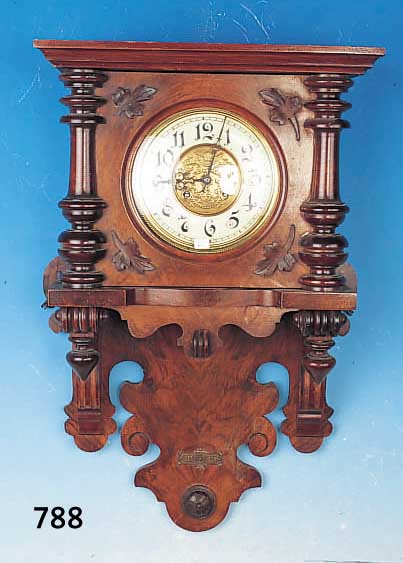 WANDUHR, KIENZLE, UM 1900, SOG. FREISCHWINGER, VERZIERTES HOLZGEHäUSE, DREISEITIG VERGLAST, AUFSATZ FEHLT, OBERE ...
