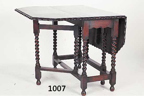 Klapptisch, England, um 1900, Eiche massiv, gedrehte Beine, seitlich ab- klappbar, 74 x 90 x 45 cm aufgeklappt: 125 cm