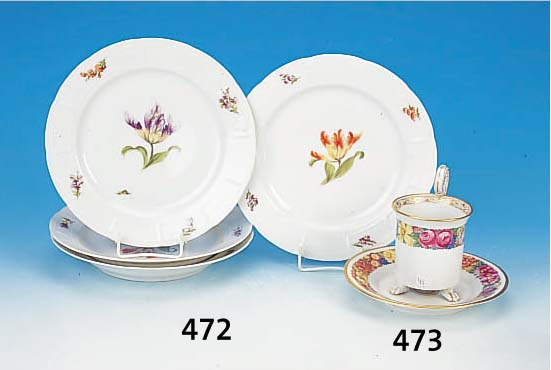 TASSE MIT UNTERTASSE, KPM, BERLIN, UM 1928, PORZELLAN, BLUMENBANDEKOR, GOLDSTAF- FAGE, OHNE MALERMARKE, 2. WAHL, H. 13.5 CM