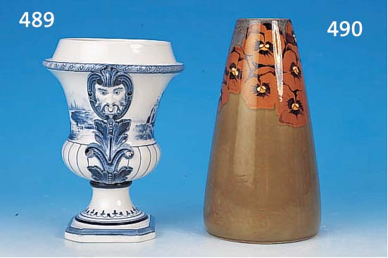 Jugendstilvase, Wächtersbach, um 1900, Steingut, bunt bemalt, Stiefmütterchendekor, H. 24.5 cm
