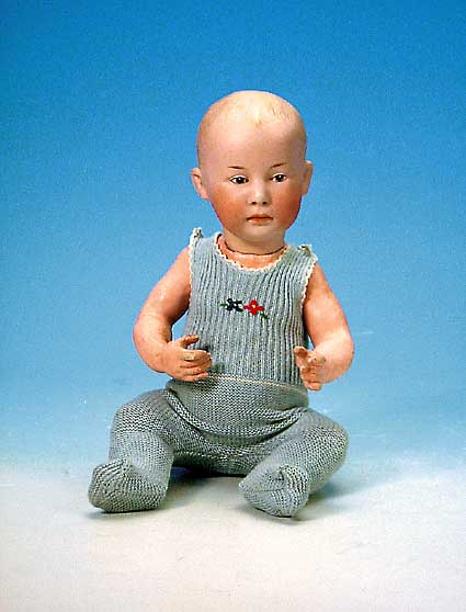 Puppe, Heubach, um 1910/15, No. 6894, Vollporzellankopf mit geschlossenem Mund, Massebabykörper berieben, H. 35 cm