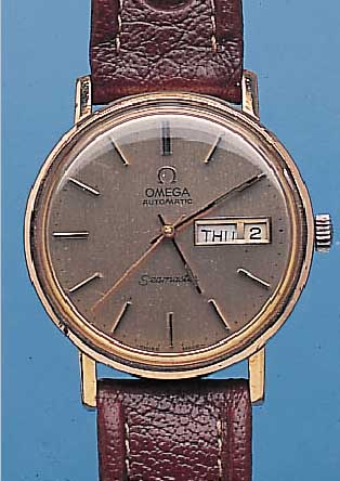 KONVOLUT 2X OMEGA HERRENARMBANDUHREN, BEIDE AUTOMATIK VERSCH. FERT.-ZEITEN, 1X DE VILLE, EINSCHALENGEH., KAL. 565, UM 1968 (HIER KRONE ...