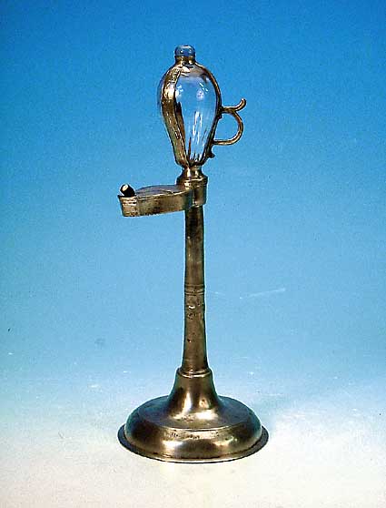 Öllampe, deutsch, um 1830, sog. Uhrenöl- lämpchen, Zinn, Funktion nicht geprüft, H.36cm