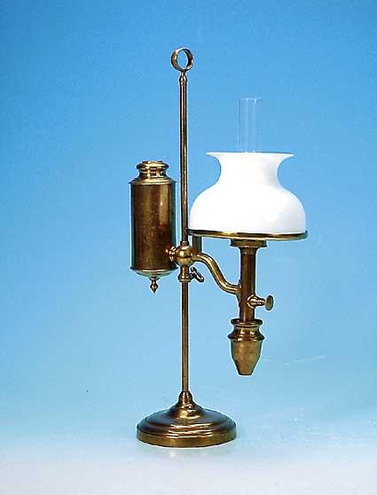 STURZ- BZW. STUDENTENLAMPE, DEUTSCH UM 1900, MESSING, OHNE DOCHT, FUNKTION NICHT GEPRüFT, AUSBRUCH AM MILCHGLASSCHIRM, H. 44 CM