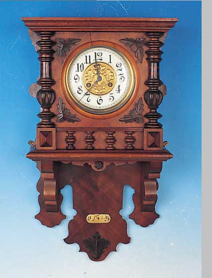 Wanduhr, Junghans, um 1910, sog. Freischwinger, verziertes Holzgehäuse, min. Reste alten Wurmbefalls, Aufsatz fehlt, dreiseitig ...